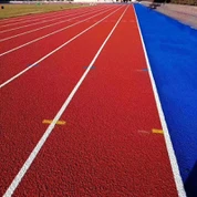 Semi-voorvervaardigde sportoppervlaklaag spesifiek vir kompetisies